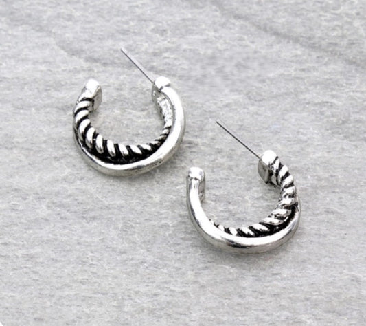 Line Crossover Hoop Earrings